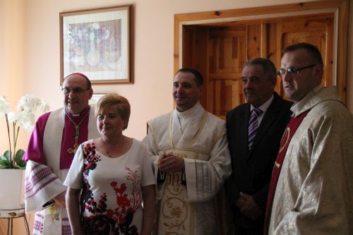 Z Rodzicami, Ojcem Biskupem Jackiem i naszym Prowincjałem Piotrem
